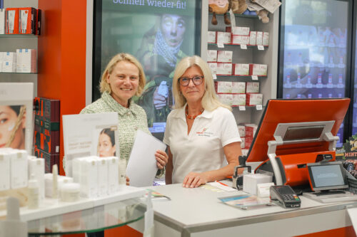Auf dem Foto von links nach rechts: Die Landtagsabgeordnete Christiane Staab und Apothekerin Monika Herzog.