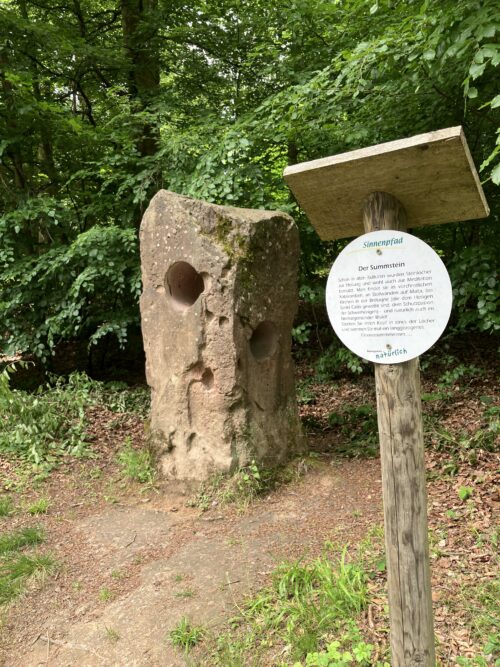 Der Summstein lässt die eigene Stimme auf eine besondere Art erfahren. Foto: Landratsamt Rhein-Neckar-Kreis
