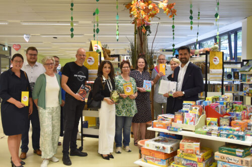 Feierliche Enthüllung der Bücherregale für die Leseclub-Aktion: Insgesamt 350 Bücher, darunter 177 neue Ankömmlinge, bringen reichlich Lesespaß in den Sommerferien. Foto: Gemeinde Sandhausen