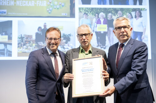 Übergabe der Re-Zertifizierungsurkunde (v.l.n.r. Verbandsdirektor Ralph Schlusche; Dieter Overath, ehemaliger Vorstand Fairtrade Deutschland e.V.; Verbandsvorsitzender Stefan Dallinger). Foto: © VRRN / Schwerdt