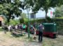 Ferienkinder unterwegs mit Modelleisenbahn und Feldbahn