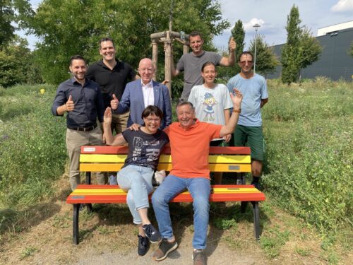 Auf dem Foto (v.l.n.r.): Christian Daut (Leiter Kurpfalz Werkstatt), Stephan Hinz (Geschäftsführer Lebenshilfe Wiesloch), BM Ludwig Sauer, Tom Steinmann (Leiter Garten- und Landschaftsbau Lebenshilfe), Helena und Jürgen, auf der Bank: Doris und Werner Holfelder. Foto: Stadt Wiesloch