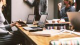 Herz schlägt Job: Was erlaubt ist, wenn Liebe den Arbeitsplatz erreicht