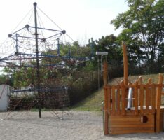 Neuer Seilkletterturm entsteht auf dem Spielplatz am Konrad-Adenauer-Ring