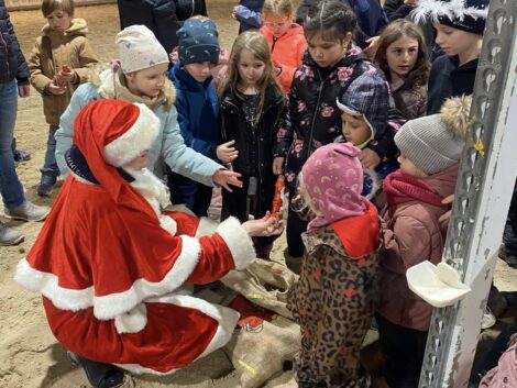 Nikolaus, Ponys und Gänsehautmomente: Weihnachtsreiten des Reitvereins Nußloch