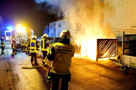 Nußloch: Mülltonnen-Abstellplatz brennt lichterloh