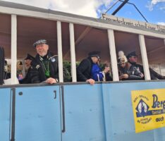 Historische Straßenbahn der Schmudos dominiert Umzug Südliche Bergstraße