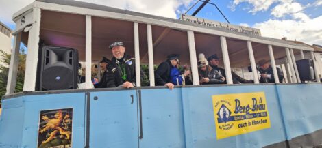 Historische Straßenbahn der Schmudos dominiert Umzug Südliche Bergstraße