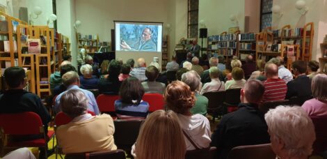 Großes Interesse bei Buchvorstellung „Mein Nußloch liegt am Bergeshang…“