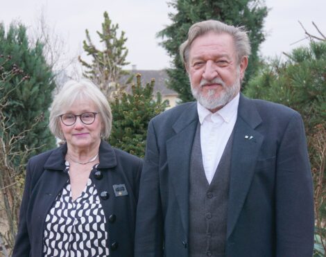 Das Leitungsteam der ehemaligen Gemeinderäte gratuliert dem Ehepaar Fink zur Goldenen Hochzeit