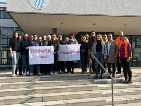 Ohne uns steht alles still – Frauenstreik auf dem Lindenplatz