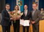 Ernennungsurkunde für künftigen Landrat Manuel Just überreicht