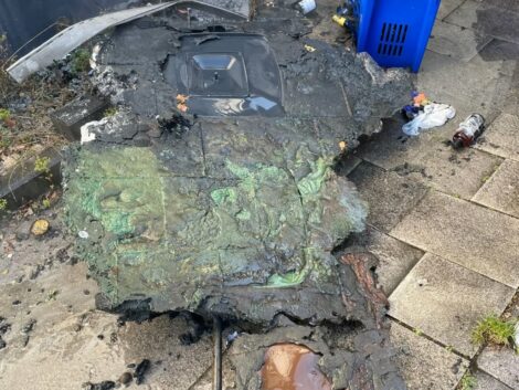 Feuerwehreinsatz in Nußloch: Mülltonnenbrand greift auf Gebäude über