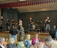 Volle Halle, beste Stimmung: PeB-Bierfest trotzt in Nußloch dem schlechten Wetter
