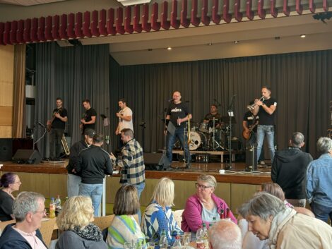 Volle Halle, beste Stimmung: PeB-Bierfest trotzt in Nußloch dem schlechten Wetter