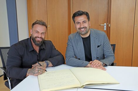 Profibodybuilder Mike Sommerfeld trägt sich ins Goldene Buch der Gemeinde Sandhausen ein
