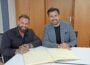 Profibodybuilder Mike Sommerfeld trägt sich ins Goldene Buch der Gemeinde Sandhausen ein