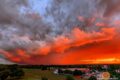 Vom Sonnenuntergang angeleuchtete Gewitterzelle