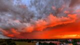 Vom Sonnenuntergang angeleuchtete Gewitterzelle