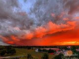 Vom Sonnenuntergang angeleuchtete Gewitterzelle