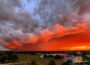 Vom Sonnenuntergang angeleuchtete Gewitterzelle