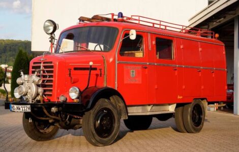 Wiesen-Treff mit historischem Feuerwehrauto