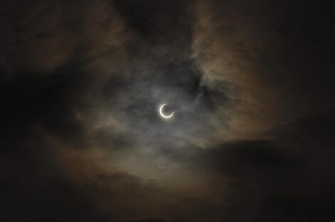 Wenn der Mond die Sonne knabbert: Was Nußloch heute Abend am Himmel erwartet