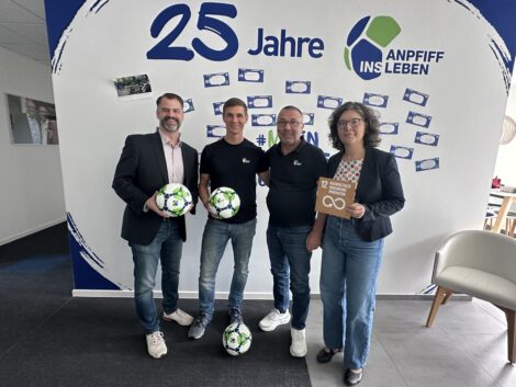 Anpfiff ins Leben beschafft 900 fair gehandelte Fußbälle für Partnervereine